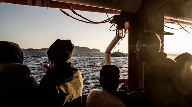 Emergenza migranti, la Commissione Ue: Situazione insostenibile, regole per navi salvataggio