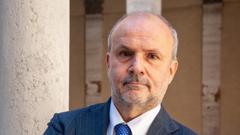 Medici no vax, parla il ministro Schillaci: “Il Governo impugnerà le delibere di regioni favorevoli alla permanenza dell’obbligo vaccinale per i sanitari? “Stiamo valutando con i nostri legali”