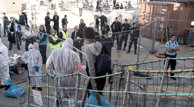 Migranti, la Francia avverte l’Italia. “Se Roma non prende le navi e non accetta la legge del mare niente ricollocamenti”