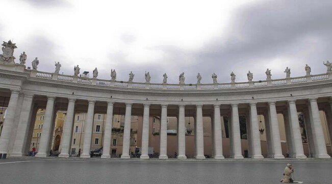 Roma, morto un clochard che viveva nei pressi del colonnato di San Pietro