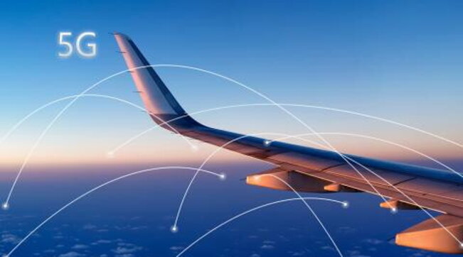 Commissione europea: A bordo degli aerei si potranno utilizzare i telefonini con 5G
