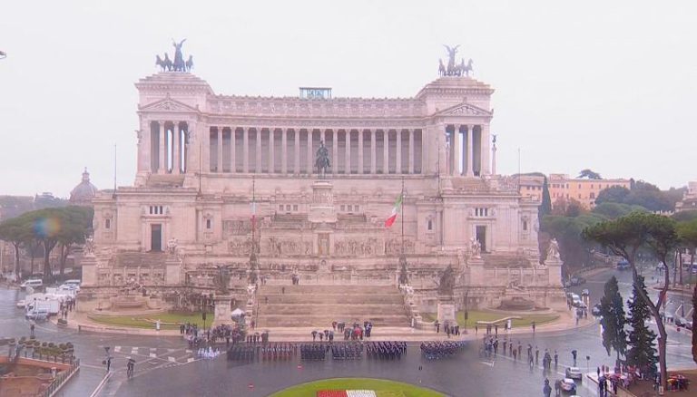 Roma: il presidente Mattarella al Milite Ignoto nella giornata delle Forze Armate