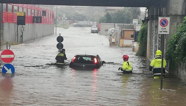 Montella (Avellino), bomba d’acqua sommerge tutte le strade