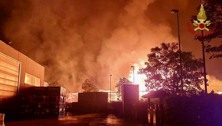 Villastellone (Torino), incendio nella zona industriale. Al lavoro 20 squadre dei vigili del fuoco
