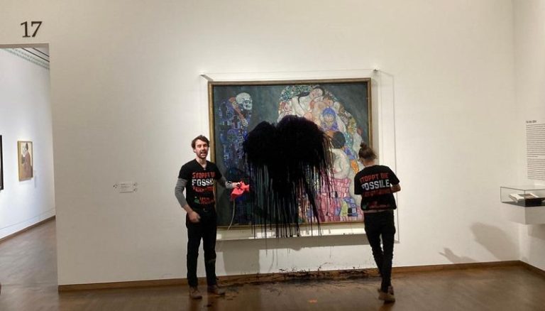 Vienna, imbrattato un dipinto di Klimt da attivisti ambientalisti