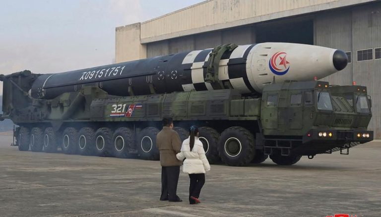 Corea del Nord, padre e figlia davanti al missile più potente del Paese