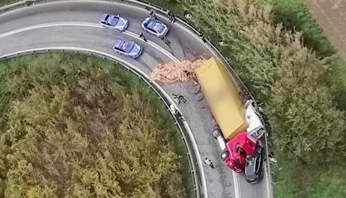 Casello Ancona Nord: tragico incidente stradale tra un camion e un’ambulanza: due morti e un ferito