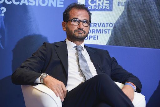 Governo, scoppia il “caso Gemmato” con la frase del sottosegretario “Senza i vaccini sarebbe andata peggio? Non lo sappiamo”