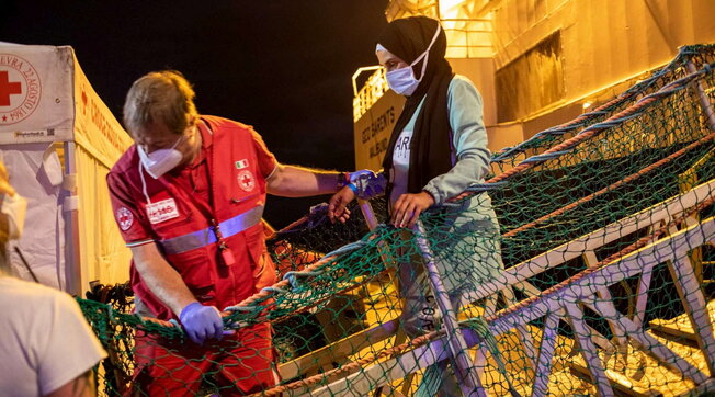 A Catania si sono conclusi gli sbarchi dalla nave Geo Barents: sono scesi 572 migranti. A bordo ancora 215 persone