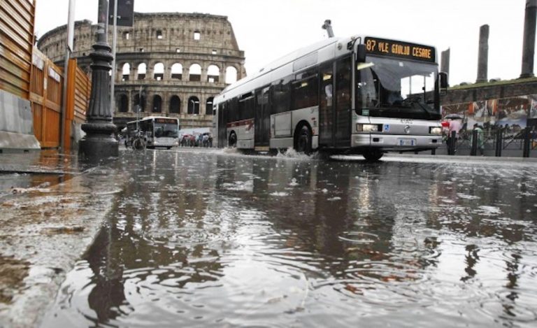 Roma, 40 interventi dei vigili del fuoco per un forte temporale notturno