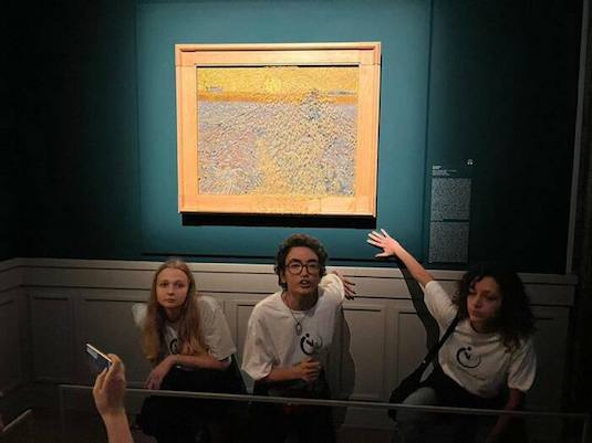 Roma, il Van Gogh imbrattato. Parlano gli autori del gesto: “Il nostro non è vandalismo, ma il grido di allarme di cittadini disperati”