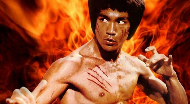 Ecco le cause della morte di Bruce Lee: “Per una forma specifica di disfunzione renale, ossia l’incapacità di espellere abbastanza acqua dal corpo”