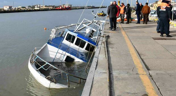 Fiumicino, affondato un peschereccio nel canale del porto