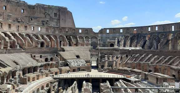 Roma: in costume da gladiatori estorcevano denaro a turisti dopo foto, arrestate tre persone