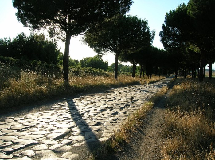 Roma, addio pedonalizzazione dell’Appia Antica, la burocrazia non blocca le automobili