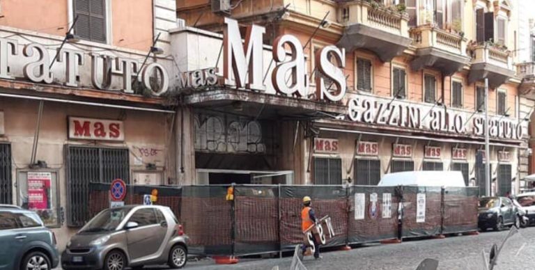 Roma, tolte anche l’insegna dello storico Mas all’Esquilino