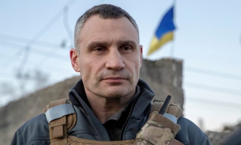 Guerra in Ucraina, parla il sindaco di Kiev: “Lasciare la città se ci sarà il blackout completo”