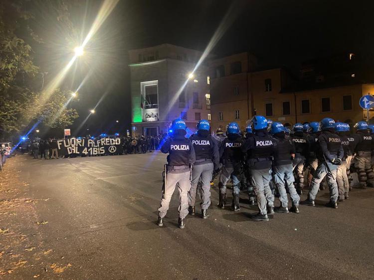 Roma, un gruppo di anarchici ha bloccato il Lungotevere all’altezza del ministero della Salute