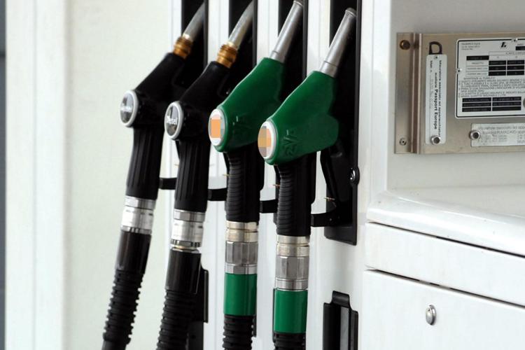 Carburanti: benzina e diesel si muovono ancora al ribasso oggi i prezzi