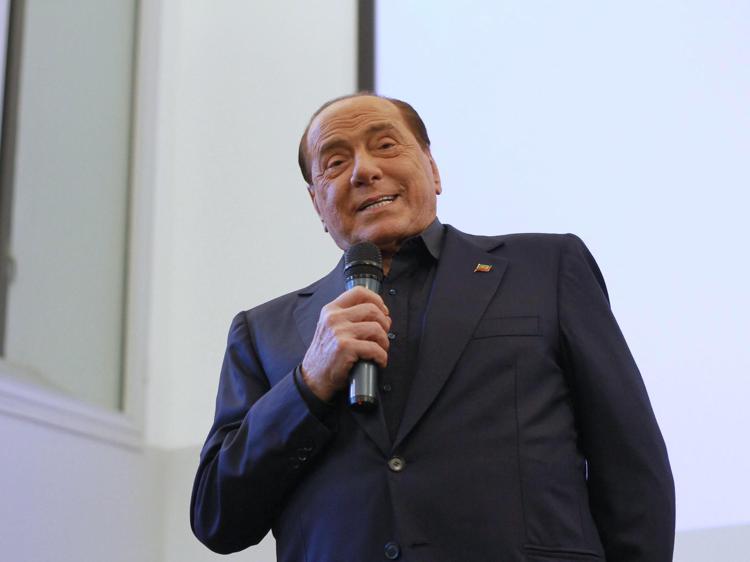 Governo, la ricetta di Berlusconi: “Giù le tasse alle aziende per assumere i giovani”