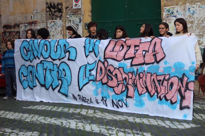 Roma, flash mob degli studenti del liceo ‘Cavour’ per solidarietà allo studente transgender