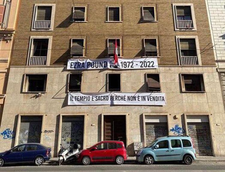 Roma, la nuova sfida di Casapound con lo striscione nella sede all’Esquilino