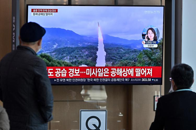 La Corea del Nord ha lanciato almeno dieci missili al largo delle sue coste orientali e occidentali