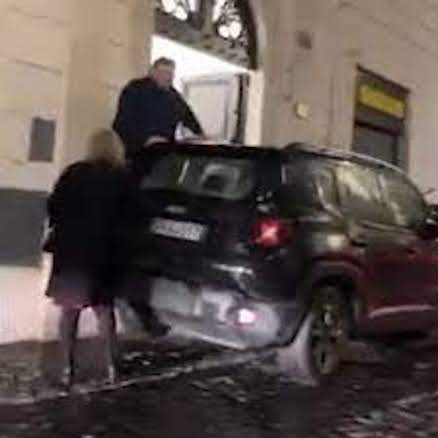 Roma, un condominio bloccato per ore: un suv aveva parcheggiato davanti il portone d’ingresso