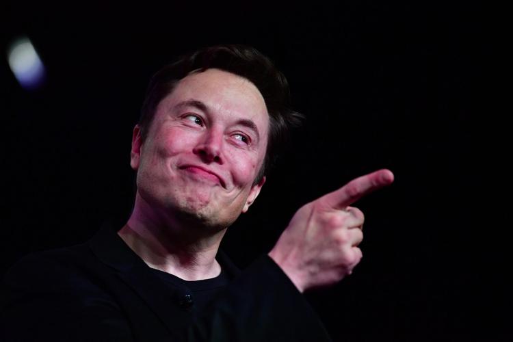 Elon Musk appoggia il presidente Macron: “L’età di pensionamento in Francia è troppo bassa. E’ una questione legittima”.