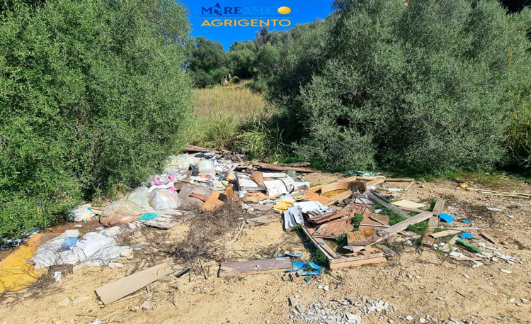 Agrigento, scoperta nella Valle dei templi una discarica con una montagna di eternit