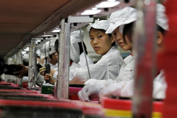 Cina, gli operai di una fabbrica di iPhone di Zhengzhou in rivolta contro le stringenti regole anti covid