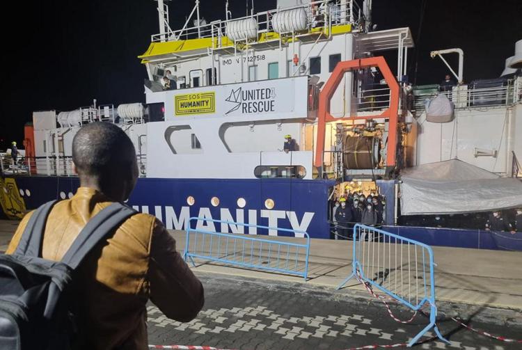 Catania, sono 155 gli immigrati sbarcati dalla nave Humanity 1: restano a bordo ancora 24 persone