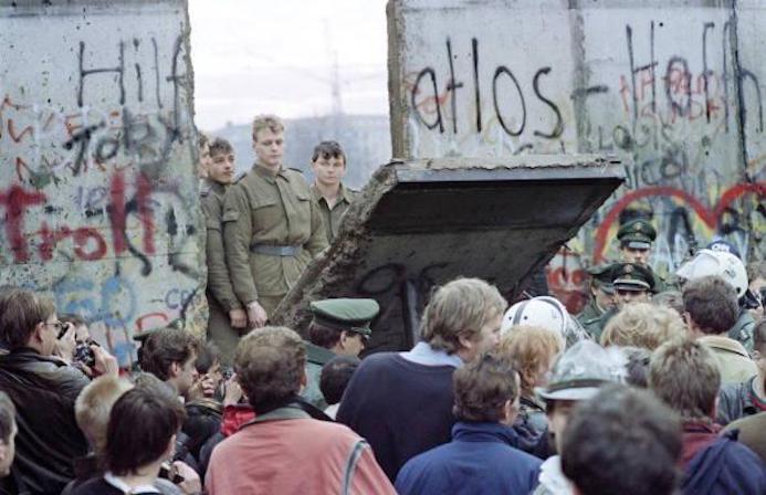 Crollo del muro di Berlino, parla la premier Meloni: “Il 9 novembre del 1989 è una data spartiacque nella storia, non solo in quella d’Europa e dell’Occidente, ma in quella del mondo intero”