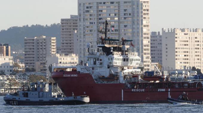 Migranti, secondo “Le Monde” il salvataggio francese della Ocean Viking rompe il rapporto Parigi-Roma