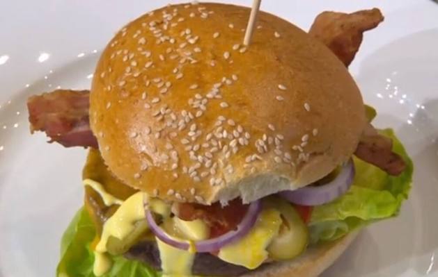 Cassino (Frosinone), un cliente ingoia due chiodi finiti in un hamburger: è stato operato d’urgenza