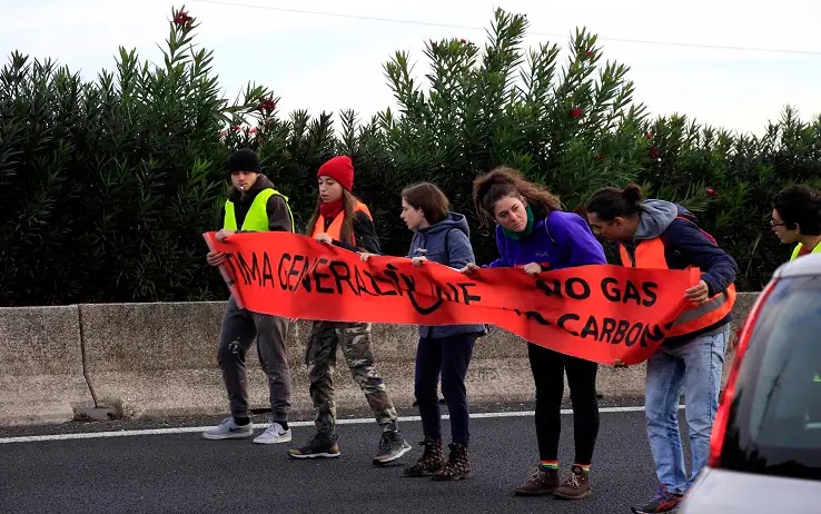 Roma, nuova protesta di Ultima Generazione sul Gra all’altezza di Settebagni