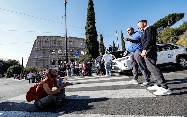 Roma, nuova protesta di “Ultima generazione” al Colosseo
