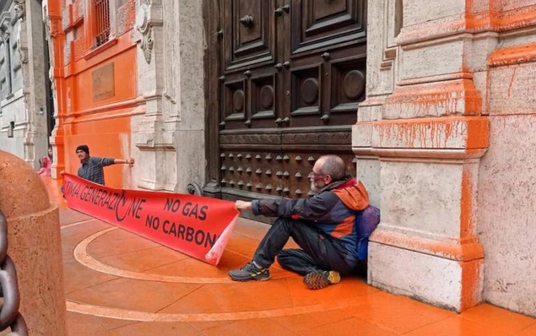 Roma, nuova protesta di “Ultima Generazione” in via Goito alla sede di Cassa Depositi e Prestiti