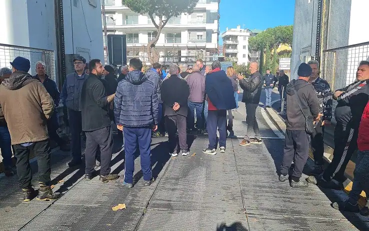 Fiumicino: protesta dei pescatori sul ponte mobile “2 Giugno”