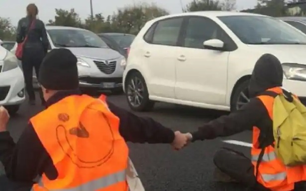 Roma, nuova protesta sul Gra degli ambientalisti: traffico in tilt