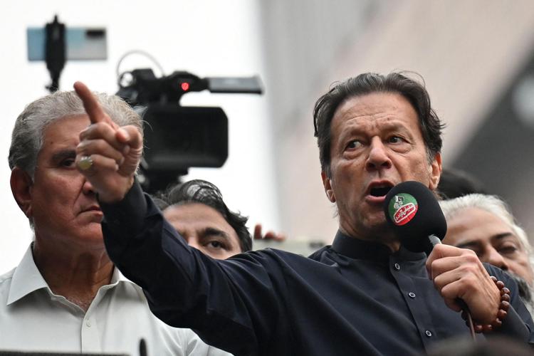 Pakistan, ferito a colpi di mitra l’ex premier Imran Khan