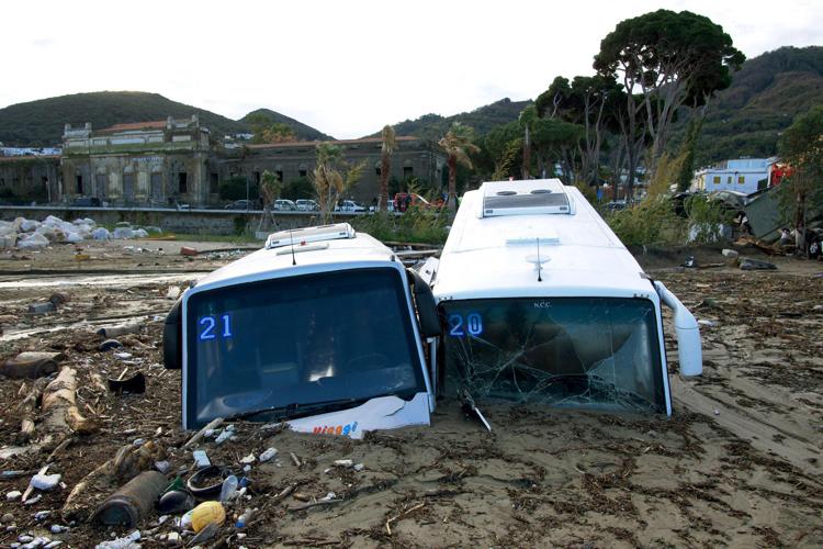 Alluvione ad Ischia: proseguono le ricerche dei 5 dispersi. Le vittime al momento sono 8