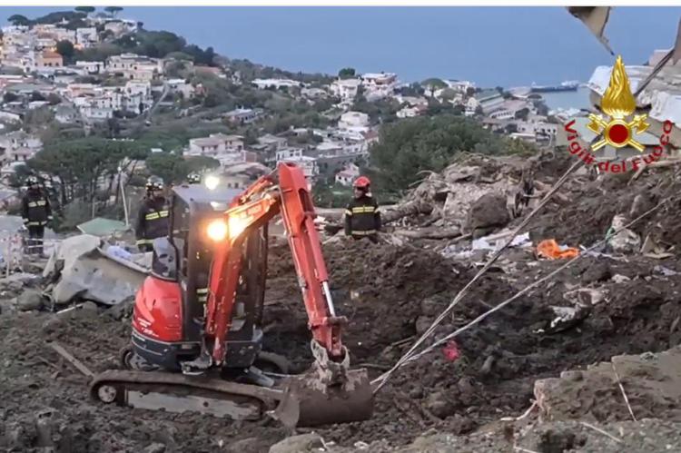 Casamicciola (Ischia), vanno avanti senza sosta le ricerche dei quattro dispersi