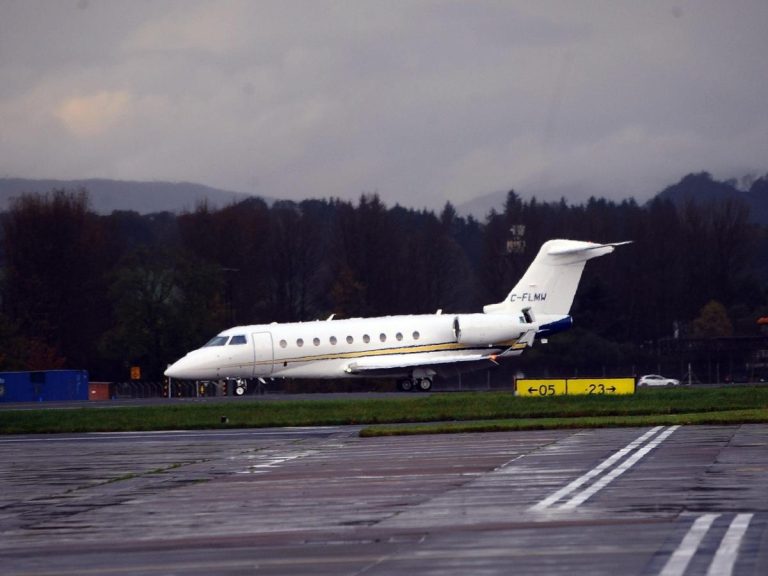 Roma, una decina di attivisti ambientalisti hanno invaso la pista dell’aeroporto di Ciampino bloccando il terminal dei jet privati