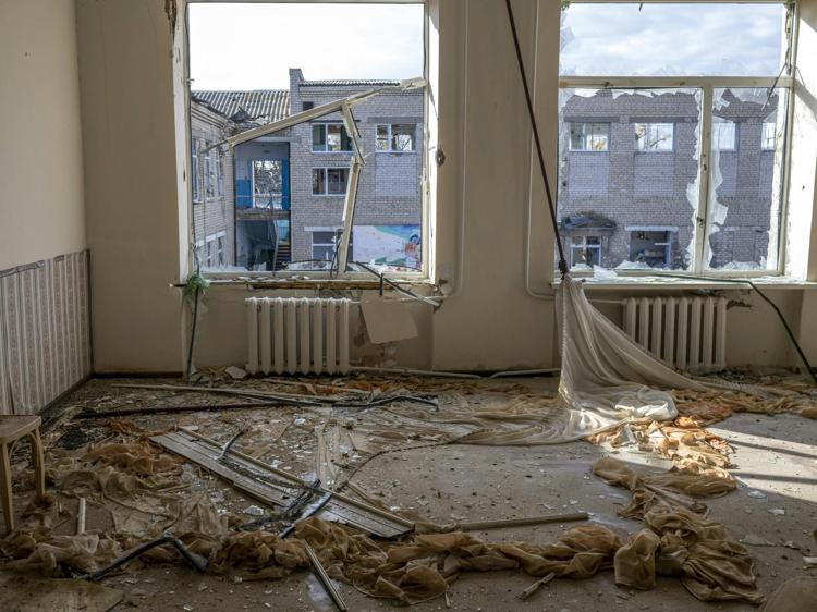 La ritirata russa a Kherson: i soldati di Mosca in fuga saccheggiano le abitazioni