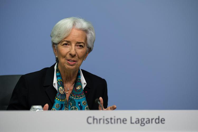 Bce, la nuova mossa di Christine Lagarde: “Dovremo alzare i tassi a livelli che raggiungano il nostro obiettivo di inflazione a medio termine del 2%”