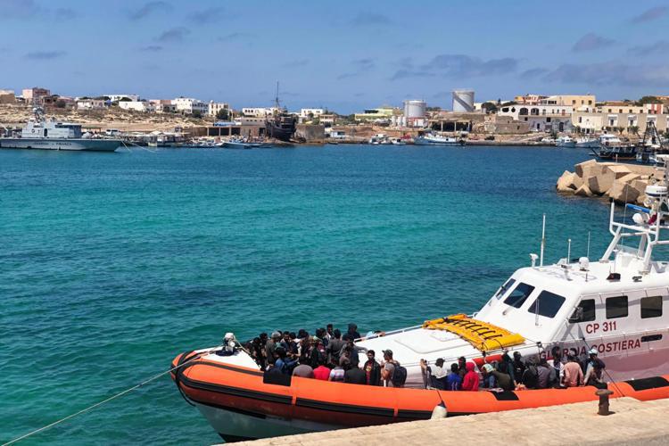 Lampedusa, l’hot spot è ormai in una situazione insostenibile con oltre 1.300 migranti