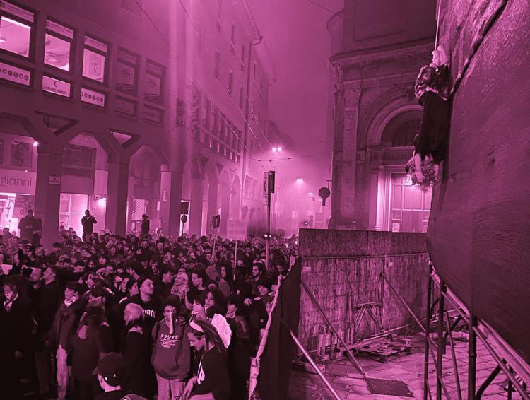 Bologna, in una manifestazione dei collettivi contro il governo appeso un manichino a testa in giù raffigurante Giorgia Meloni
