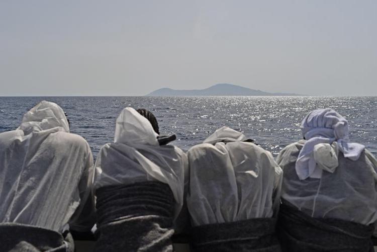 Sono ancora in attesa di un porto dove sbarcare i 179 migranti che dal 24 ottobre sono a bordo della nave “Humanity 1”