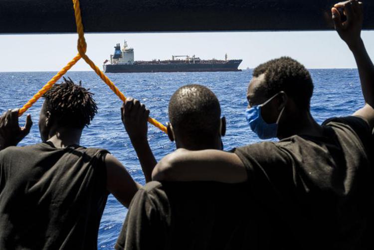 Nuova tragedia al largo di Lampedusa: Otto cadaveri sono stati trovati su un barchino